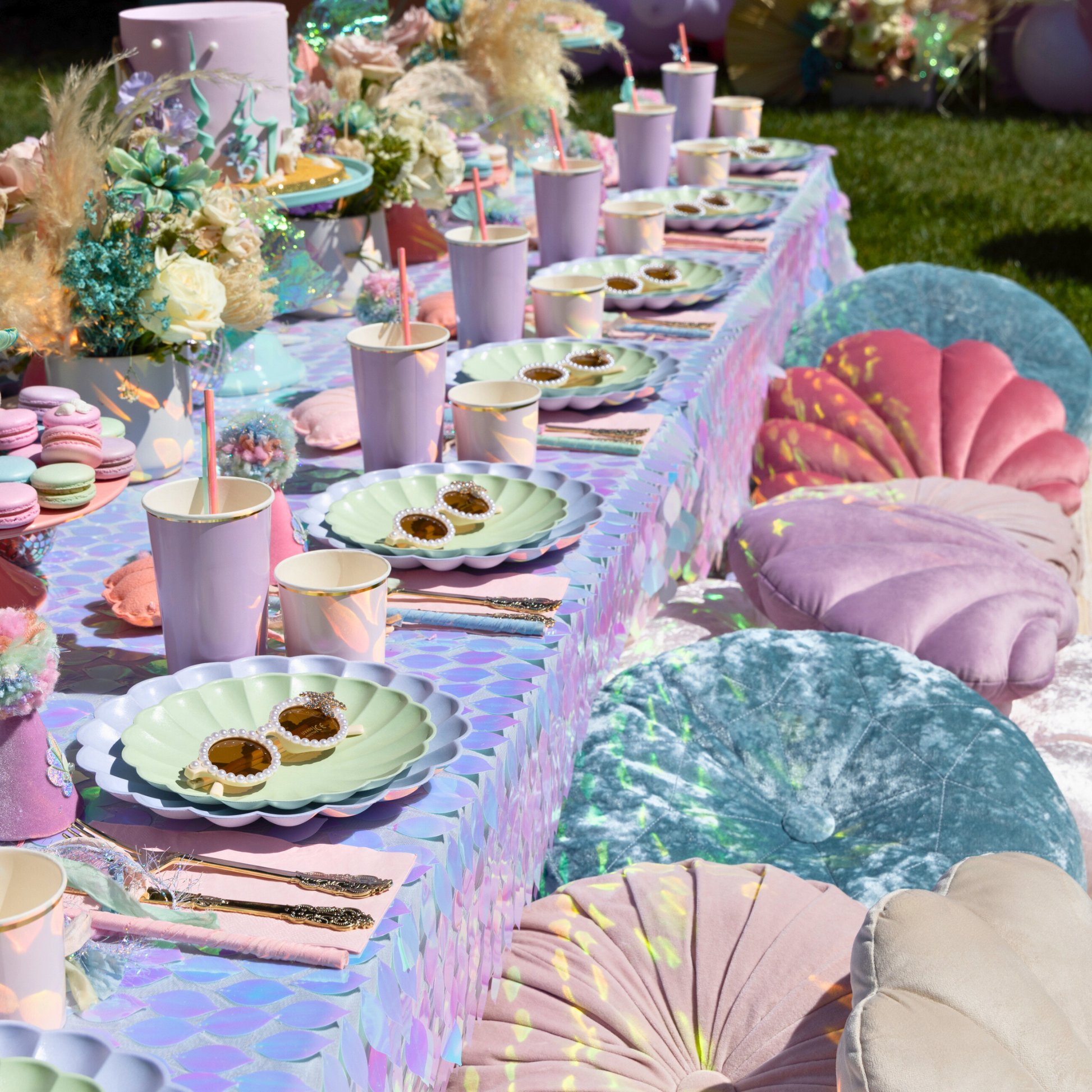 Leaf Payette Sequin Tablecloth 90"x132" Rectangular - Iridescent White